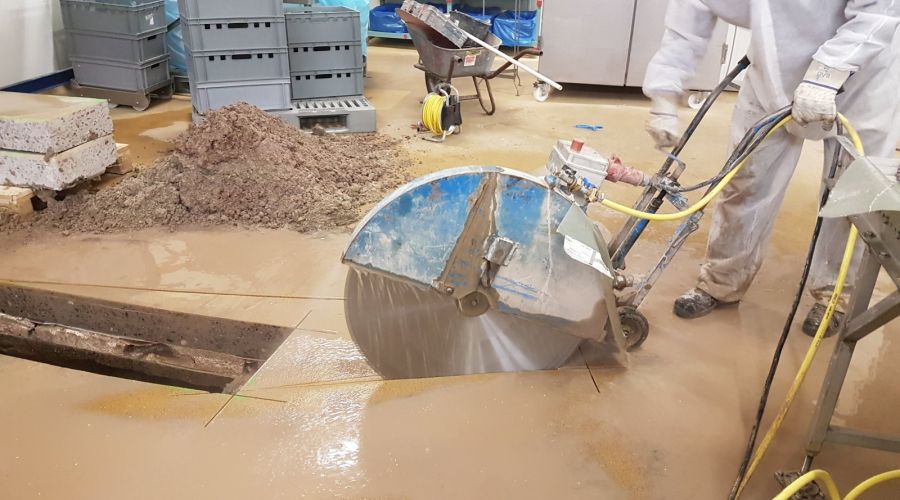 Aussägen eines Kanals in Betonboden