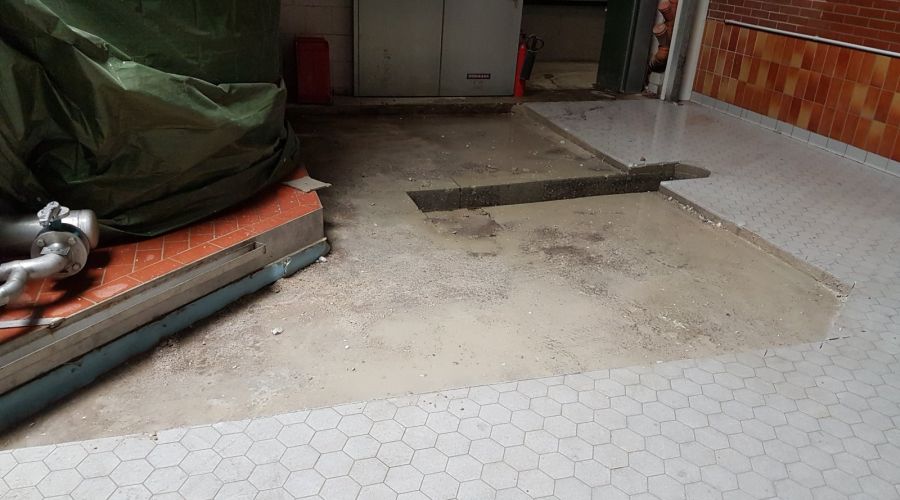 Aussägen eines Kanals in Betonboden und Fliesen