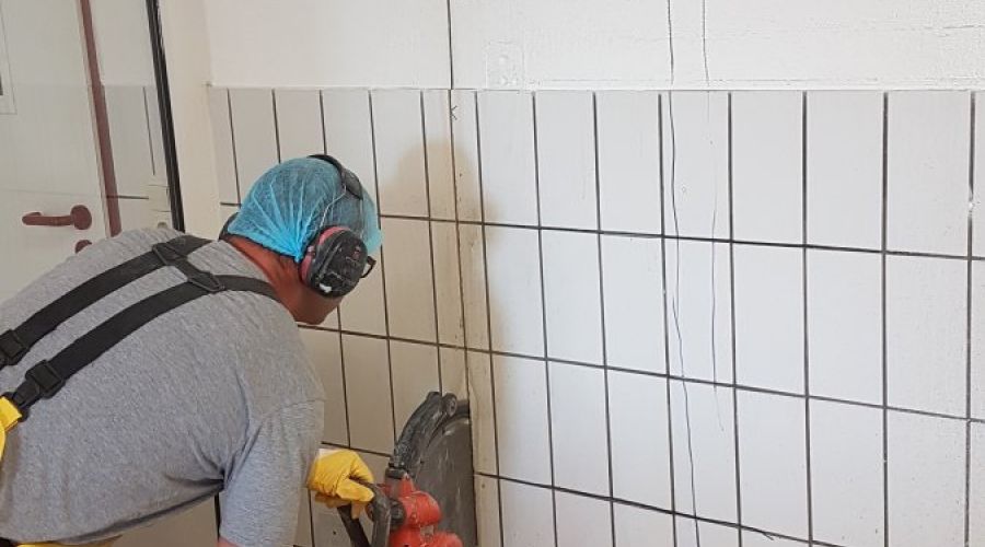 Wandsägearbeiten mit tragbarerer Betonsäge