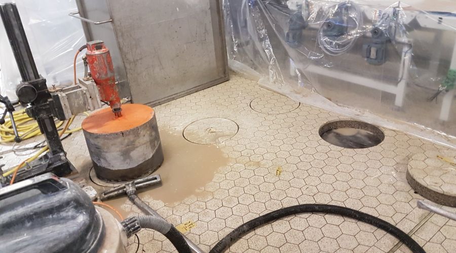 Loch in Boden bohren