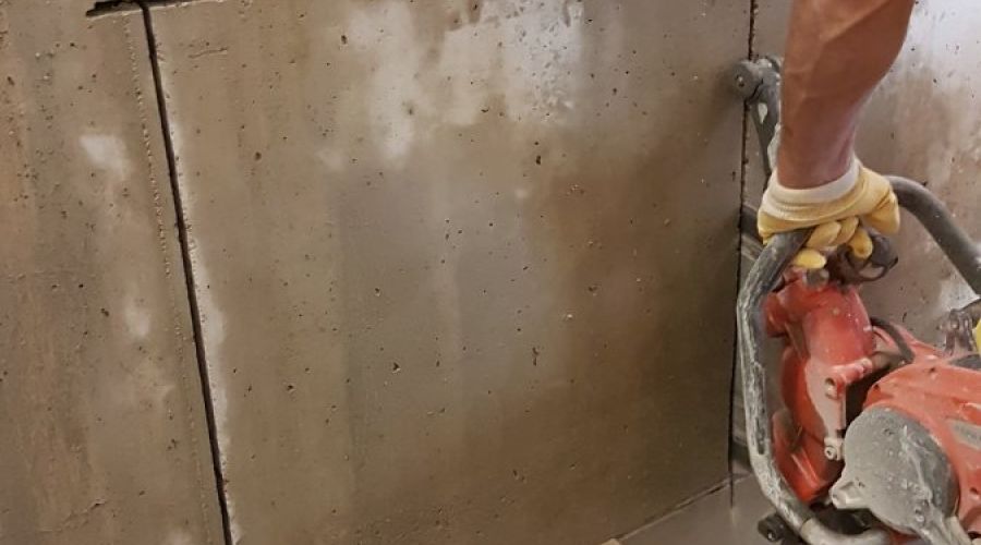 Wandsägearbeiten mit tragbarerer Betonsäge