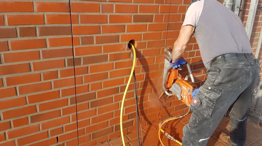 Wandsägearbeiten in Mauerwerk mit tragbarerer Betonsäge