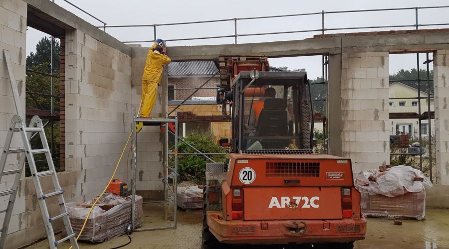 Gebäudeabbruch mit Betonsäge