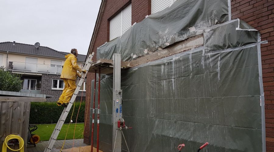 Gebäudeabbruch mit tragbarerer Betonsäge