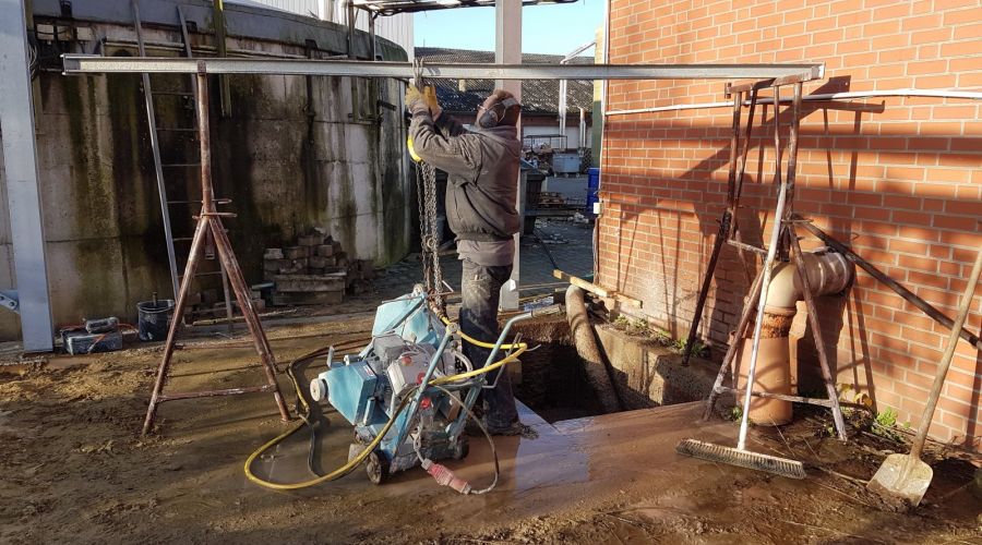 Fugenschneidearbeiten in Betonboden - Sicherung