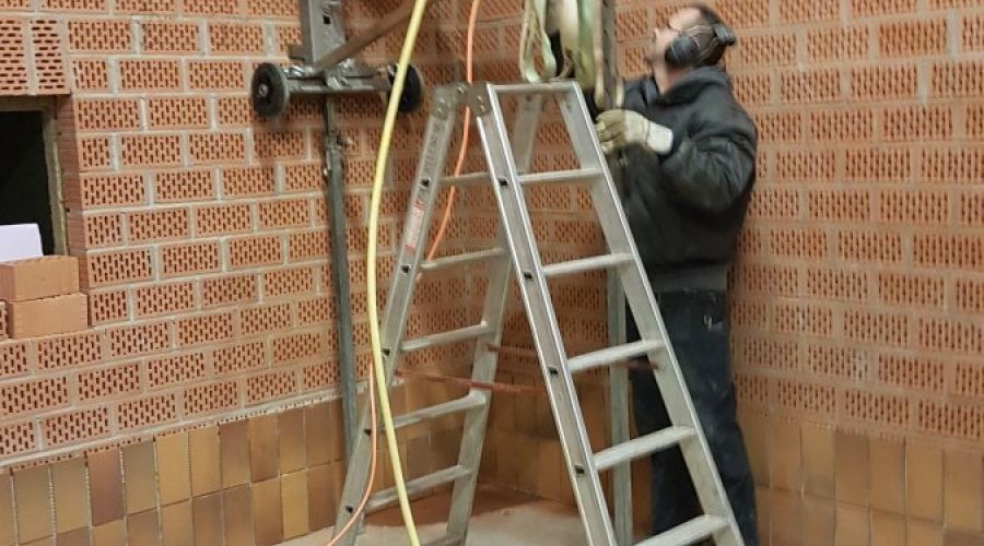 Lochbohrung in Mauerwerk