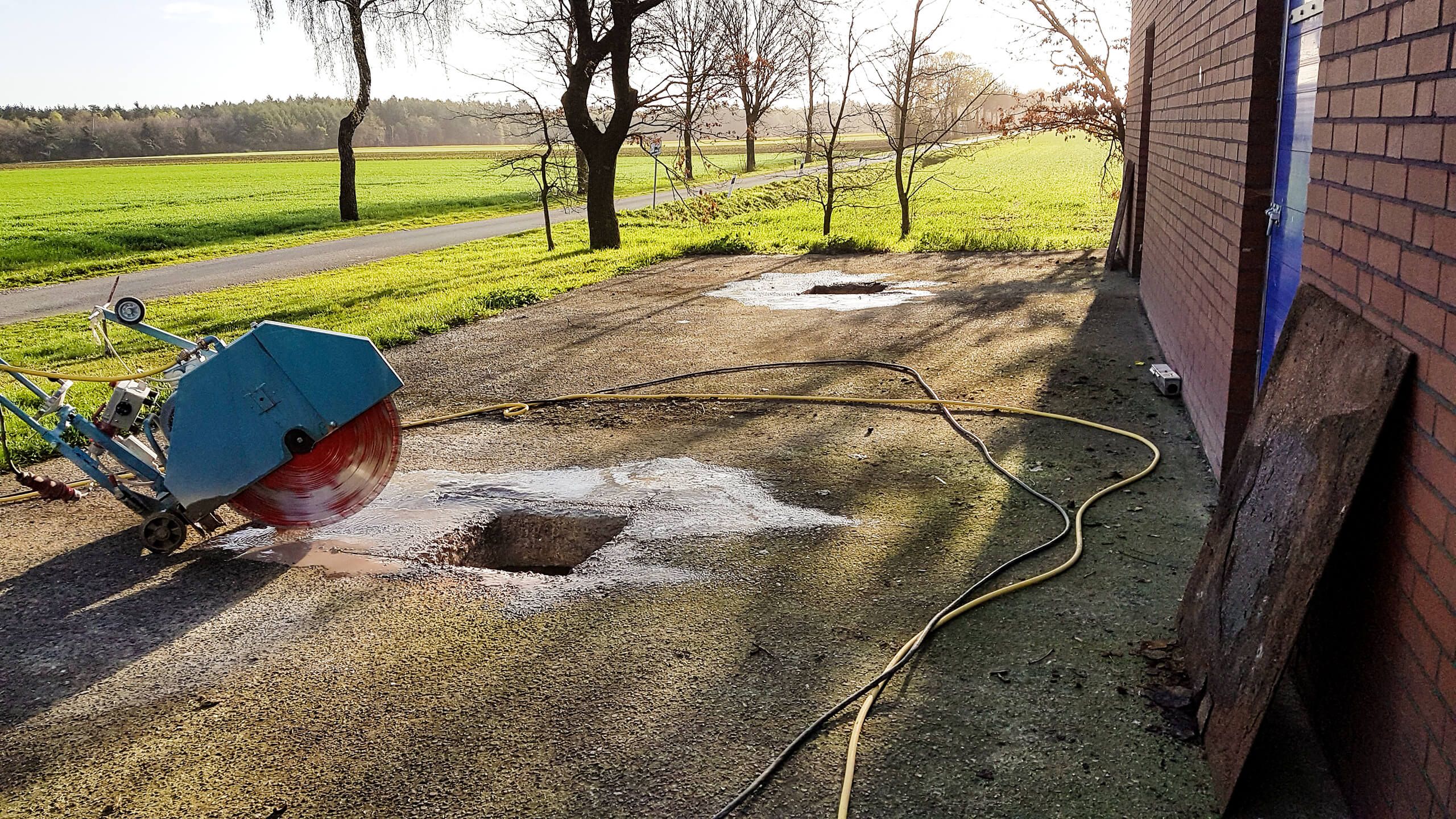 Bodensägearbeiten auf einem Bauernhof