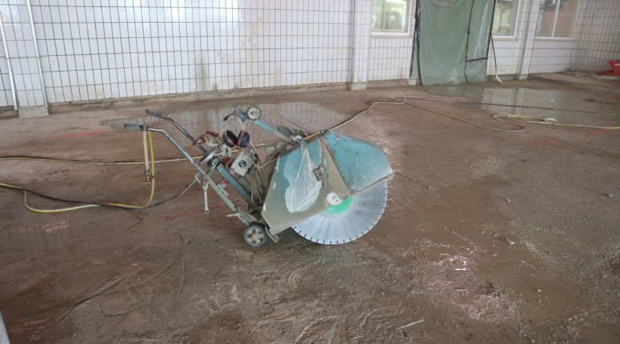 Fugenschneidearbeiten in Betonboden - Betonsäge