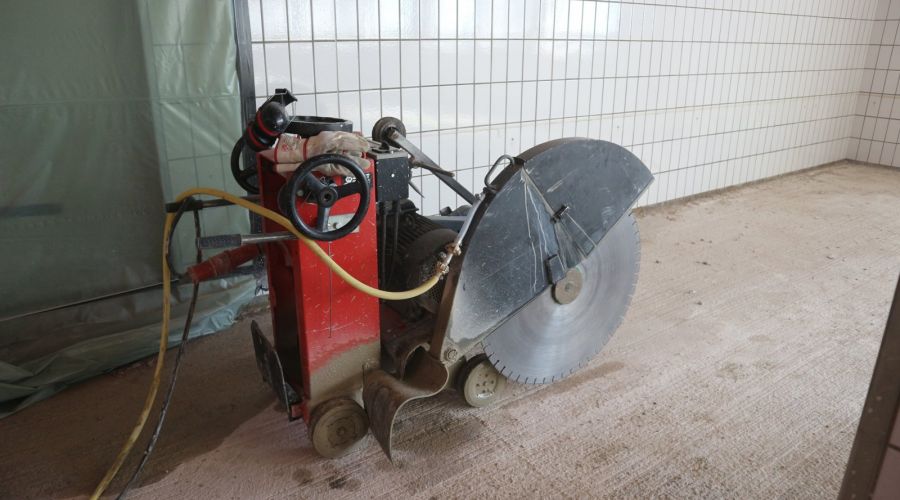 Fugenschneidearbeiten in Betonboden - Betonsäge