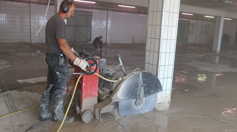 Fugenschneidearbeiten in Betonboden - Betonsäge