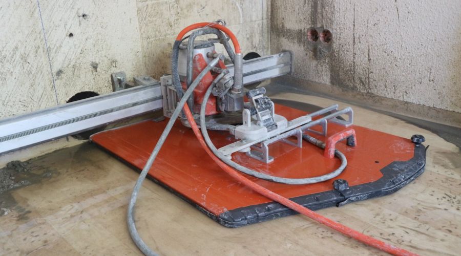 Schienengeführte Betonsäge