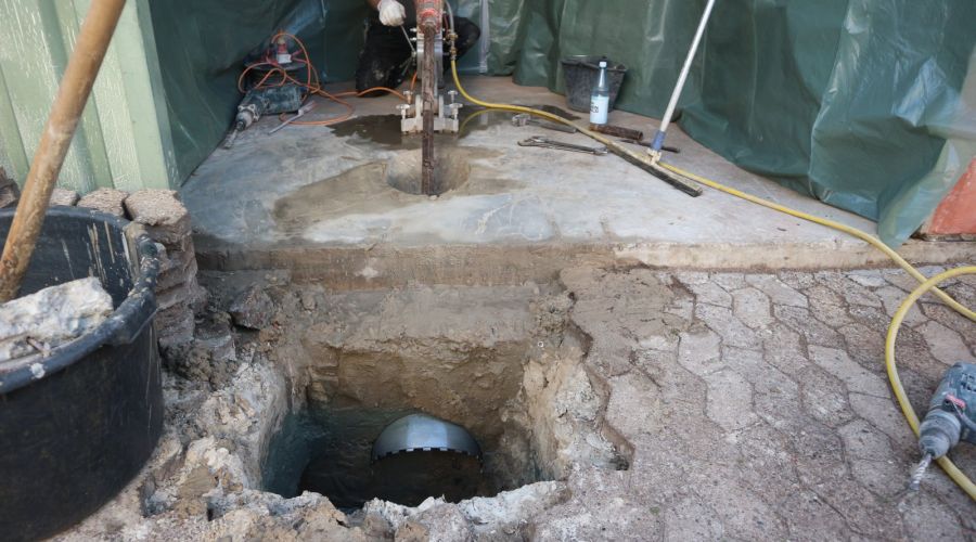 Angewinkeltes Loch in Betonboden